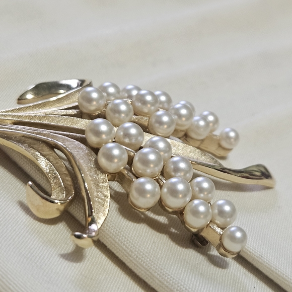 1950's Trifari Lily Of The Valley - Picture 2 of 10